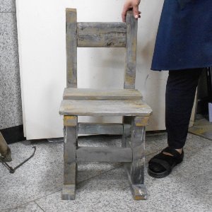 매우낡은소품용 나무의자 소품의자 엔틱의자 낡은의자