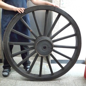 대형 마차바퀴 (지름 107cm)/나무바퀴/대형수레바퀴/인테리어/엔틱소품/정원용품/수레바퀴/바퀴/나무바퀴