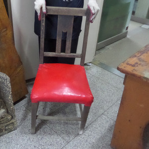 빨간 빈티지 의자/옛날의자/엔틱의자/낡은의자/근대사